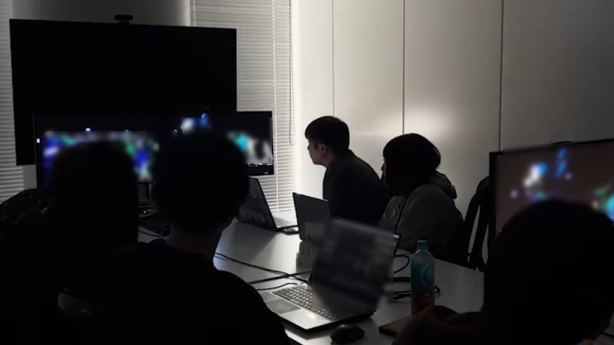 CP_ENCORE's tweet photo. ライブ本番直前、社内でのシステムチェックの様子をチラリ👀

細部まで目を光らせ、最大限のクオリティアップに取り組みます！

#UE5 #UnrealEngine #XRライブ https://t.co/gD3ZD8IEzU