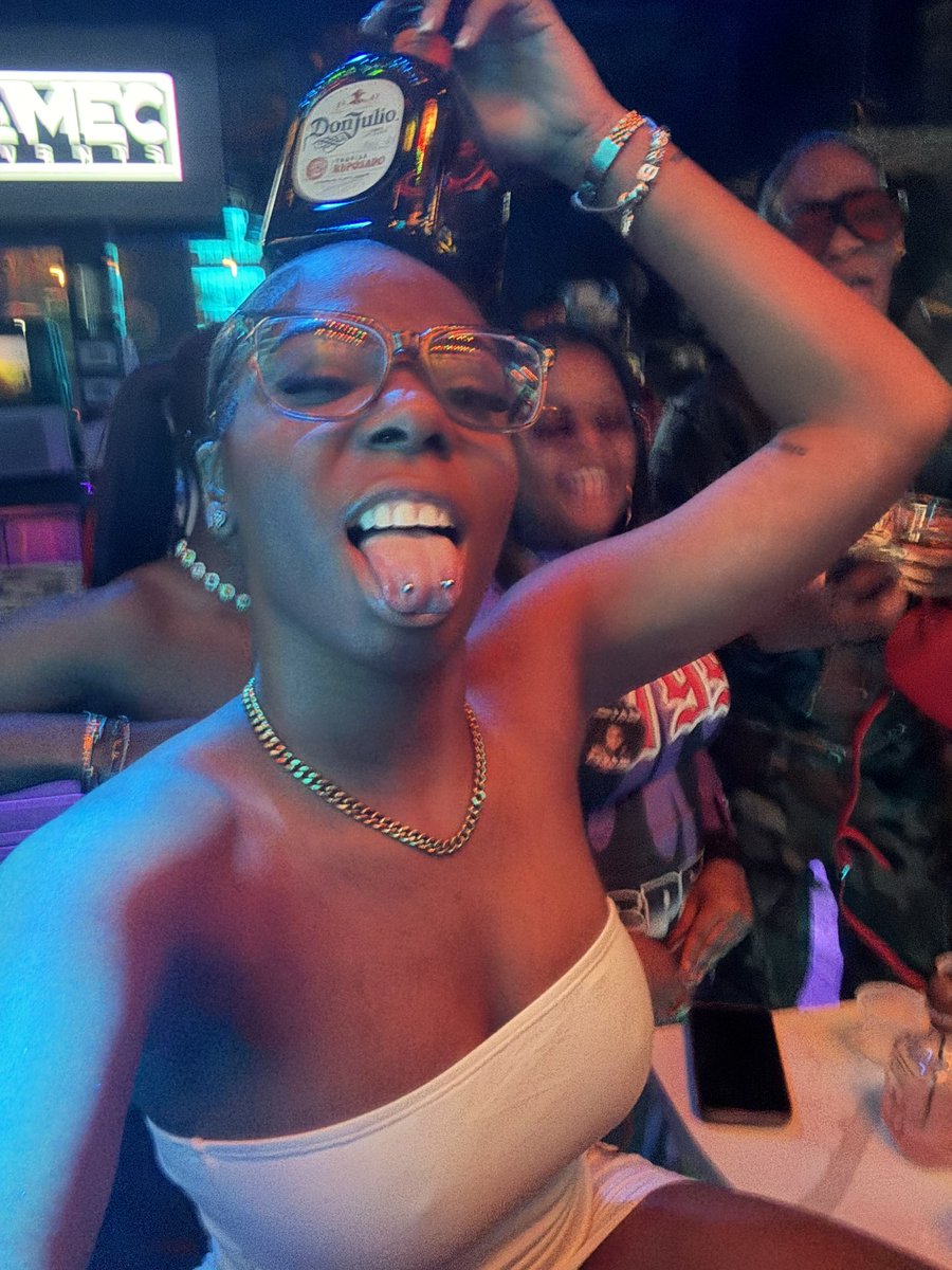 brethemfndon's tweet photo. youngest in charge 😏😏. #AquariusSZN https://t.co/UfUEo7biQH