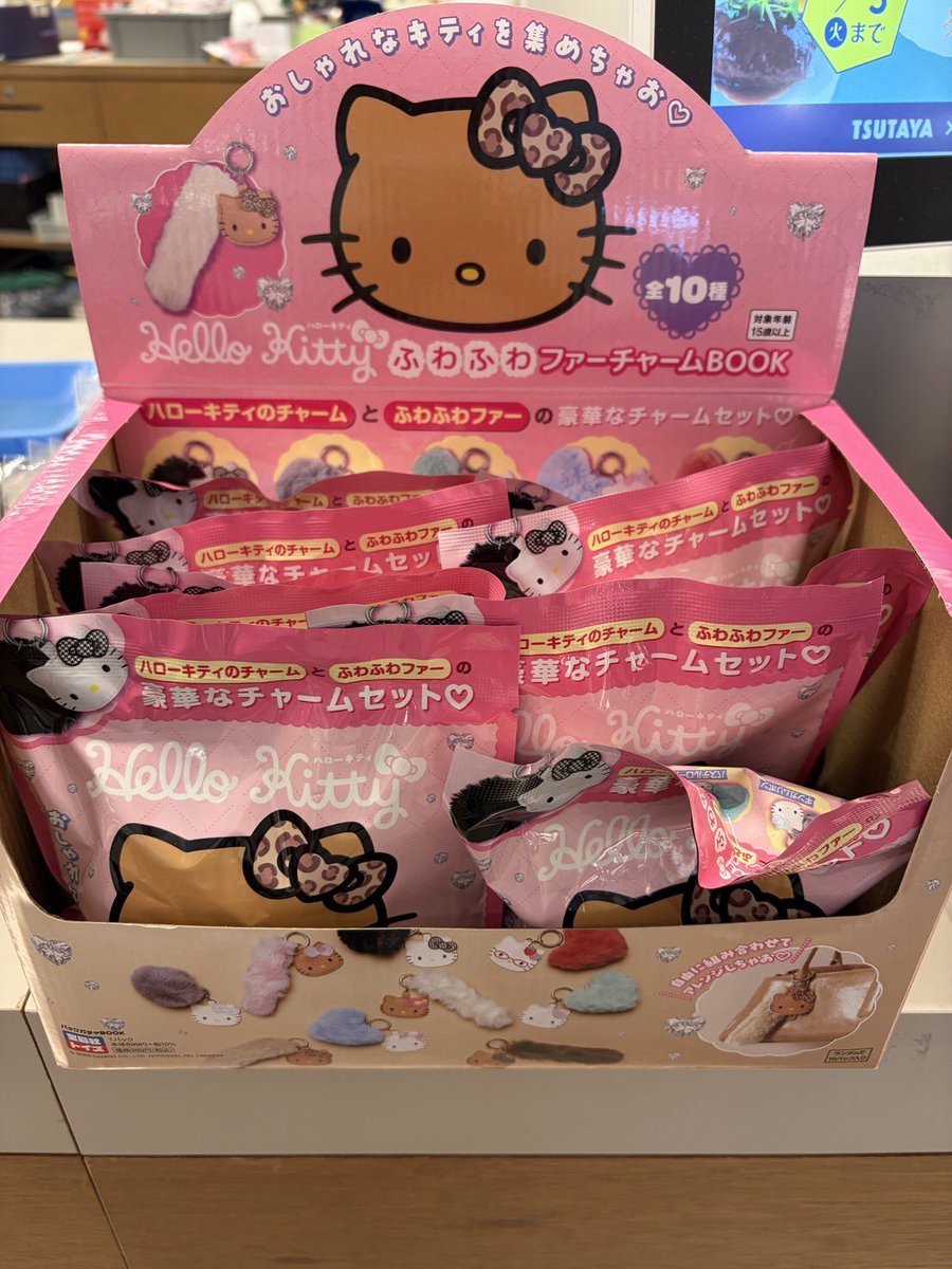 BOOK販売情報】 🍎再入荷しました🍎 『ハローキティふわふわファー