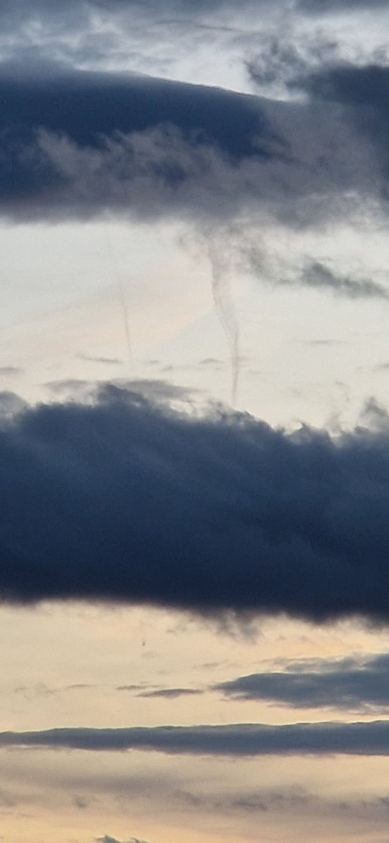 dmanweb's tweet photo. @Storm_Malaga buenos dias, ayer andando por la playa, me encontré con esto, que la verdad no había visto nunca, parece como unos "pequeños" tornados entre nubes, yo la verdad no los habia visto nunca. https://t.co/aM1DkwSg8m