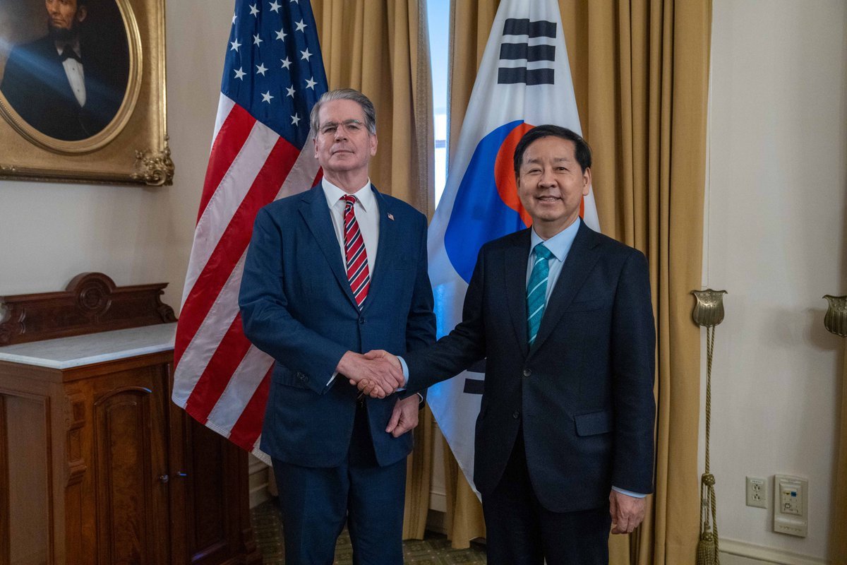 PeterNashville's tweet image. 한국 IMF때 스캇의 역활을 이재명 정부는 알까?
관세 협상때/이후 스캇에 대한 배경을 모르고 사람을 너무 점잖은 신사로 보고 접근 하는듯 하다. 결코 만만한 상대가 아니다.

스캇은 1997년 Soros Fund Management 핵심 인물로 아시아 금융위기 당시 동남아시아 통화에 대한 공매도 투자를 도왔죠.…