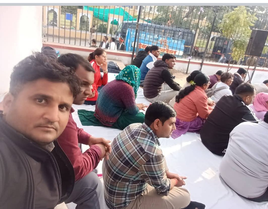 Nitintiwari9314's tweet photo. #CHA_नर्सेज का संघर्ष लगातार जारी है,Cha  साथी अपनी नोकरी की बहाली के लिए पिछले 3 साल से दर-दर ठोकरे खा रहे है,@BhajanlalBjp सरकार टस से मस नही हो रही, @INCIndia के नेता न्याय दिलाने की बात कर रहे है!
  आखिर कोई गुनाह किया क्या इन योद्धाओं ने!!!
@MohanLa97679493
@KRMEENA47342641 https://t.co/ROguvUI0GZ
