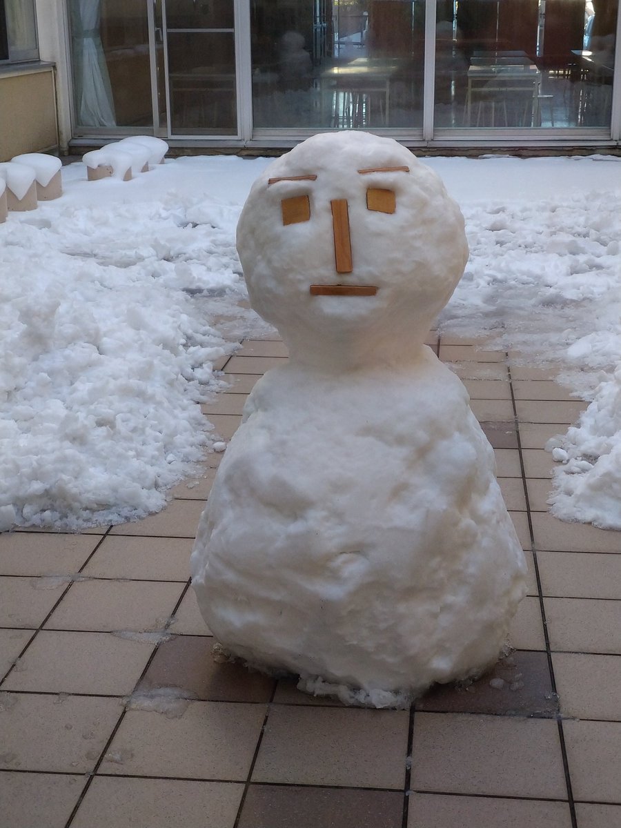 雪だるまページ 中庭に5体の雪だるま☃️⛄ 倒れそうで倒れない‼️ ピサの雪だるま
