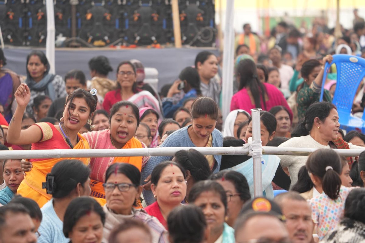 BJP4Assam's tweet photo. Some smiling faces awaiting for @AmitShah today.

#AmitShahInAssam https://t.co/vB8dZuN1Zz