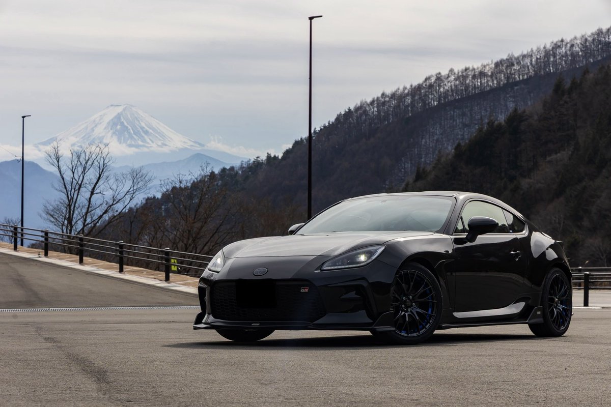 サイドブレーキのブーツとシフトブーツはGHOST EXPODさんにしてて、3月予定のフラットのステアリングにも変更予定。
GHOST EXPODさんのパーツで内装は揃えていきたい。