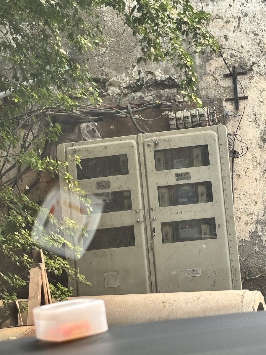 rim_sha's tweet photo. Hi @AdaniOnline @Adani_Elec_Mum @AdaniOnline there is open wiring here near your box. 
Location - near Juhu Post Office. 
Would you please cover this up? As it is risky, prone to easy fire. https://t.co/Ci9nLimhCw