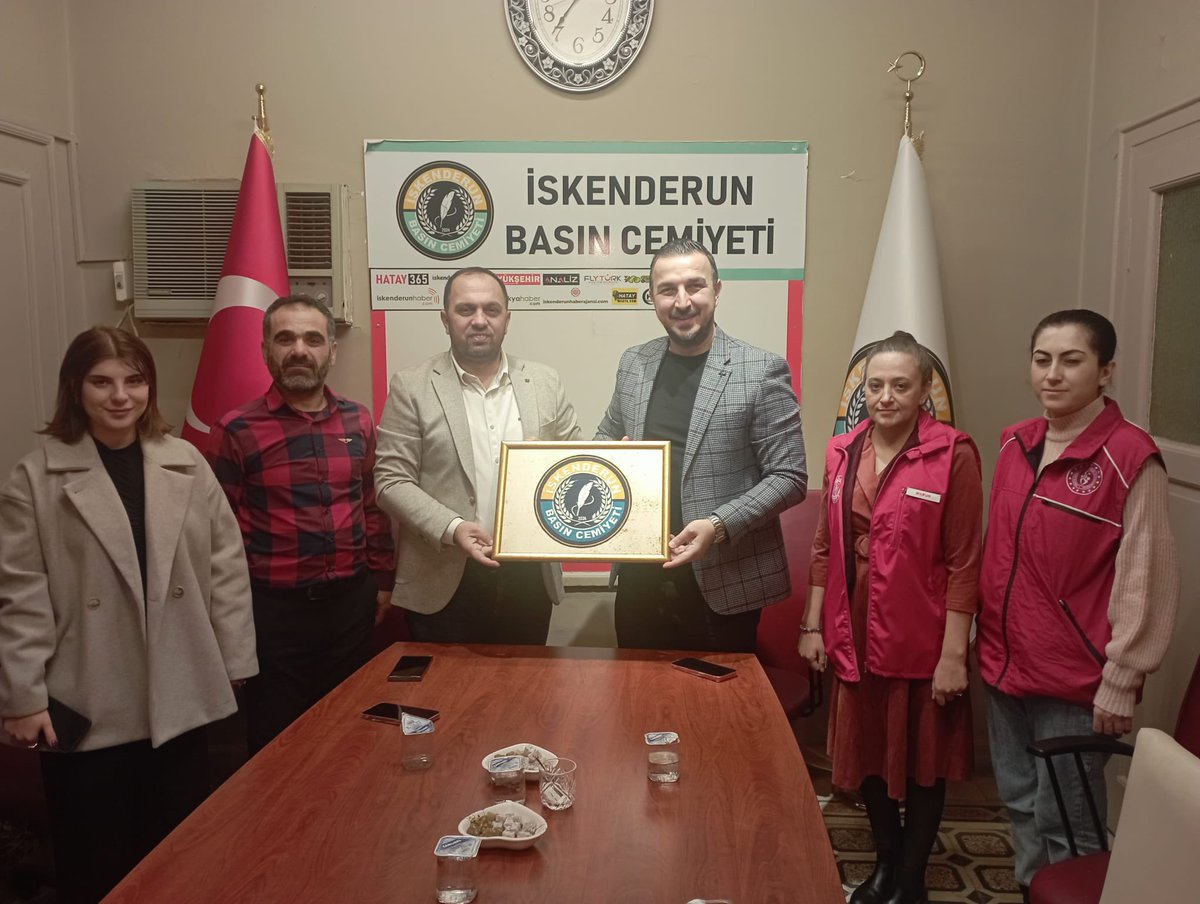 İskenderun Gençlik Merkezi Müdürü Ahmet Keskin, İskenderun Basın Cemiyeti (İBC) ziyareti ve Gençlik Merkezi olarak İBC logosunun yer aldığı el yapımı ahşap yakma sanatıyla hazırlanan özel hediyeleri için ayrıca teşekkür ederim.