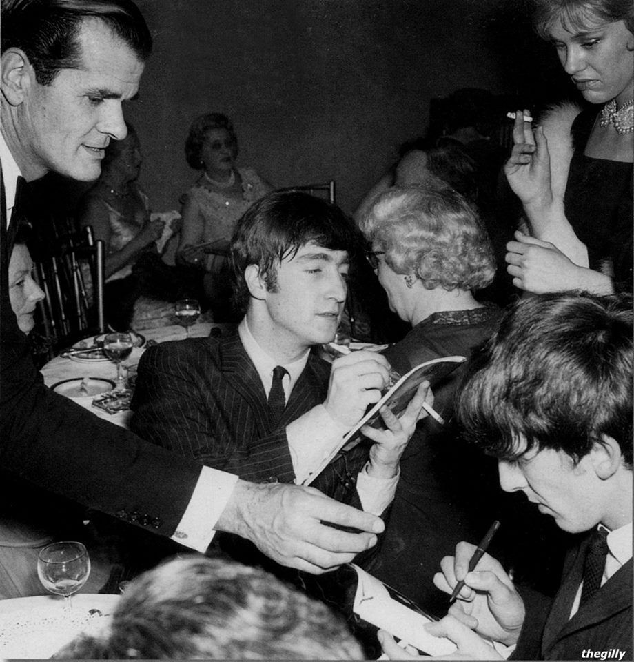 John Lennon and George Harrison signing autographs at the after party of the Royal Variety Show, 4 November 1963.
The #Beatles 
📷Philip Jones Griffiths