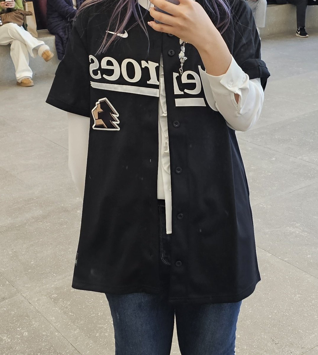 팝업 후기 유니폼 개 비싸 하는데 마킹지 포함이면 미리 말하지 재질은 유니폼보다 조금 더 두꺼운 재질? 마킹 박병호 많이 하시더라구요 m사이즈가 크게 나왔다고 하고 저는 95 입는데 m 이 딱맞다고 느꼈어욥 차례대로 S,M,L