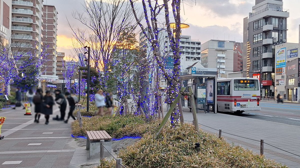 #六本松421 のクリスマスイルミネーションと西鉄バス。
イルミネーションは2月1日まで（2026.1.27）