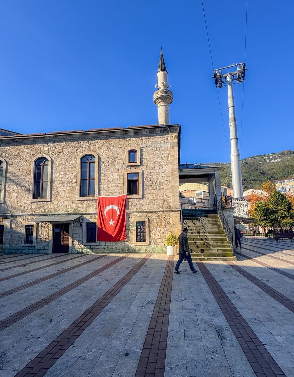 Kul, yalnızca Allah’ın huzurunda eğilir.Güç; makamda değil, tertemiz bir vicdanda hayat bulur.Rabbim bizleri hak yoldan, vatan sevdasından ve birlik ruhundan ayırmasın.
#HayırlıCumalar🤲