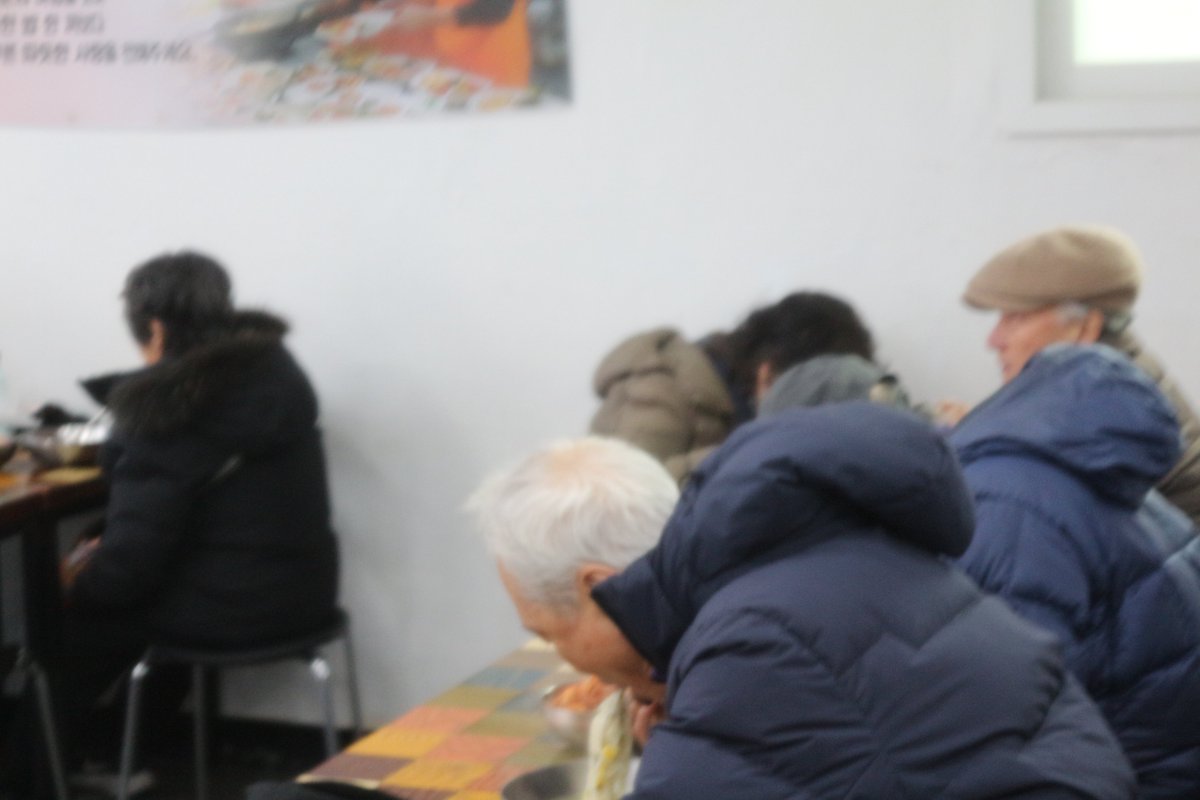 오늘은 봉사자가 없는 관계로다가 간단하게 멸치국수를 준비해드렸습니다
김치와 함께 맛있게 대접했고요...국수못드시는 어르신들을 위해 밥과 반찬을 별도로 몇개 
준비해드렸습니다..오늘은 9시반부터 오시는데로 드렸습니다..도저히 11시급식은 힘들어서 못하겠습니다
감사합니다