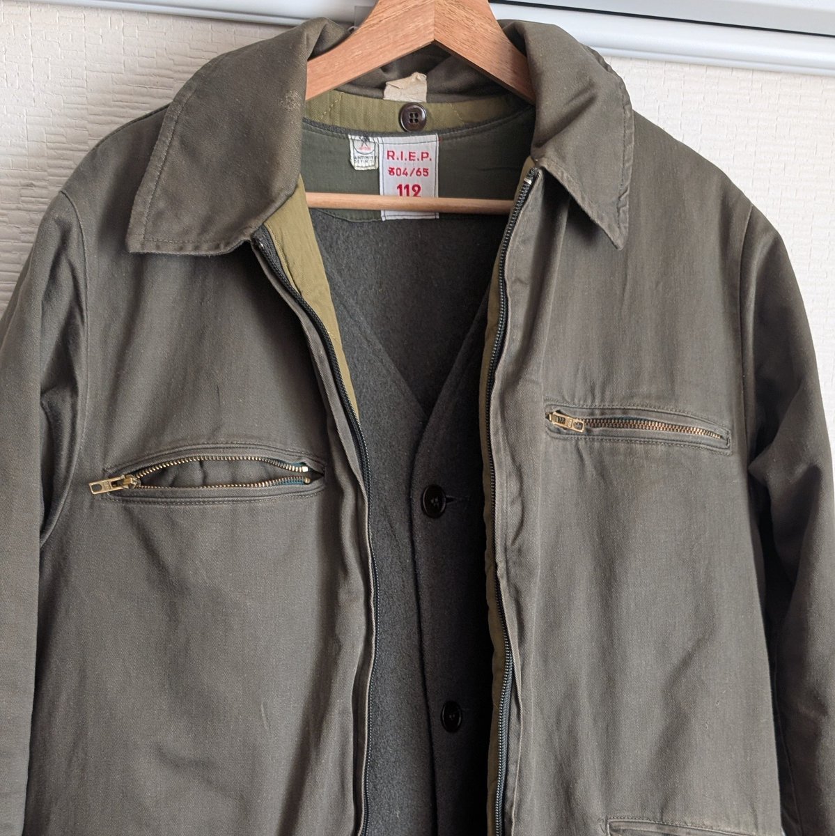 歩いて原宿まで散歩してたけど、ここのセカストでフランス軍のウールライナー2000円で手に入れた。
M-35とハンティングジャケット用にライナー探してたんで丁度良かった。