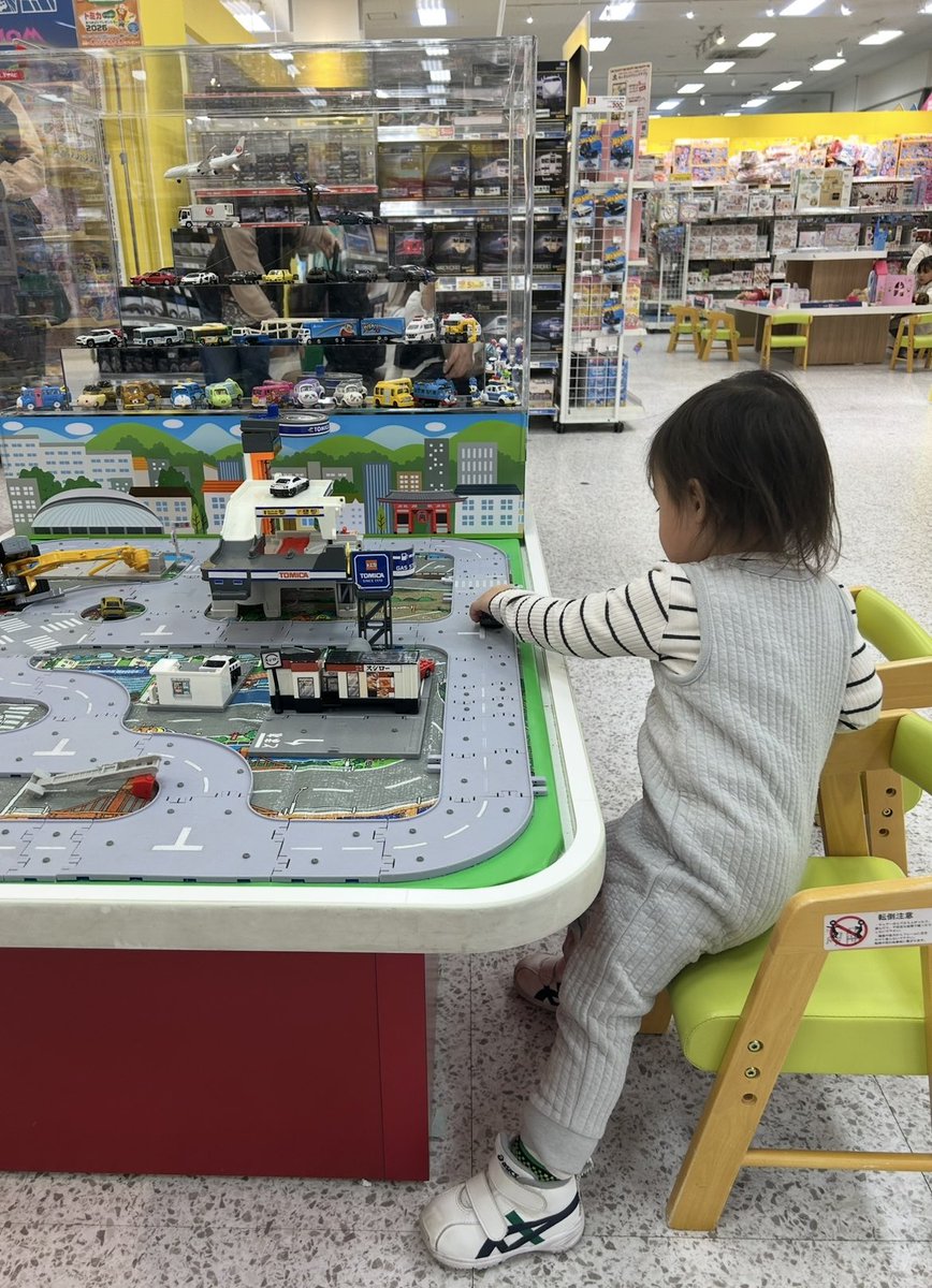 lemonade_dt_'s tweet photo. 昨日おもちゃ売り場で少し息子を遊ばせてたら、5歳くらいの男の子がひとりで来てトミカで遊び始めて。そしたら息子が男の子の隣に行って周りキョロキョロしてから「お兄ちゃんママは？」って聞いてて😳（結局少し慣れたところに居た）子供はママといるはずって理解してる事に超びっくり！ https://t.co/UGnnF67qMG