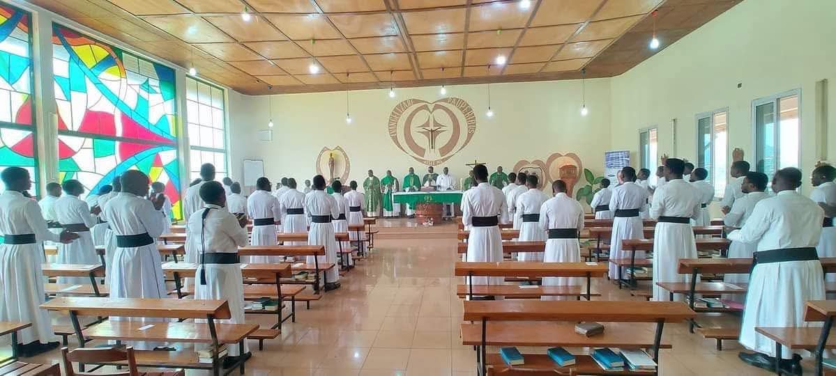 Kufanana pia ni sifa njema. Kwa mioyo iliyoinuliwa kwa Mungu Mwenyezi, tunawasilisha nia zetu na udhaifu wetu kwake, ili atutakase na kutufanya tustahili kuwa mbele zake.” 💕