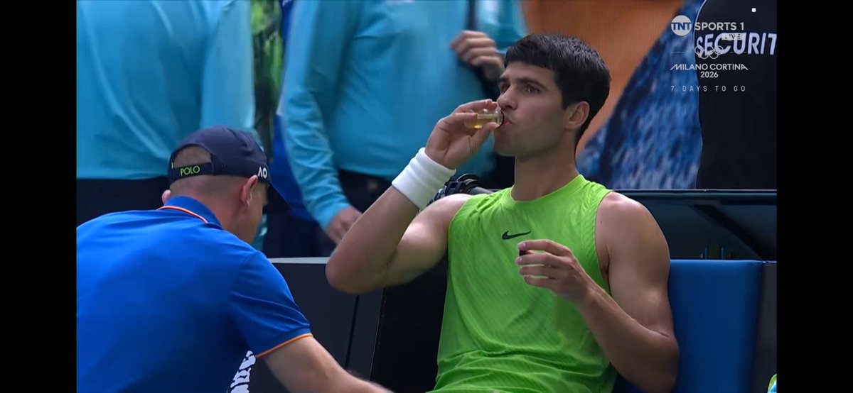 Alcaraz drinking pickle juice in the changeover almost certainly alludes to the fact this is cramp and not an injury.

So why did the umpire allow a MTO?

Zverev was notably annoyed and rightly so 🤬

#ausopen2026