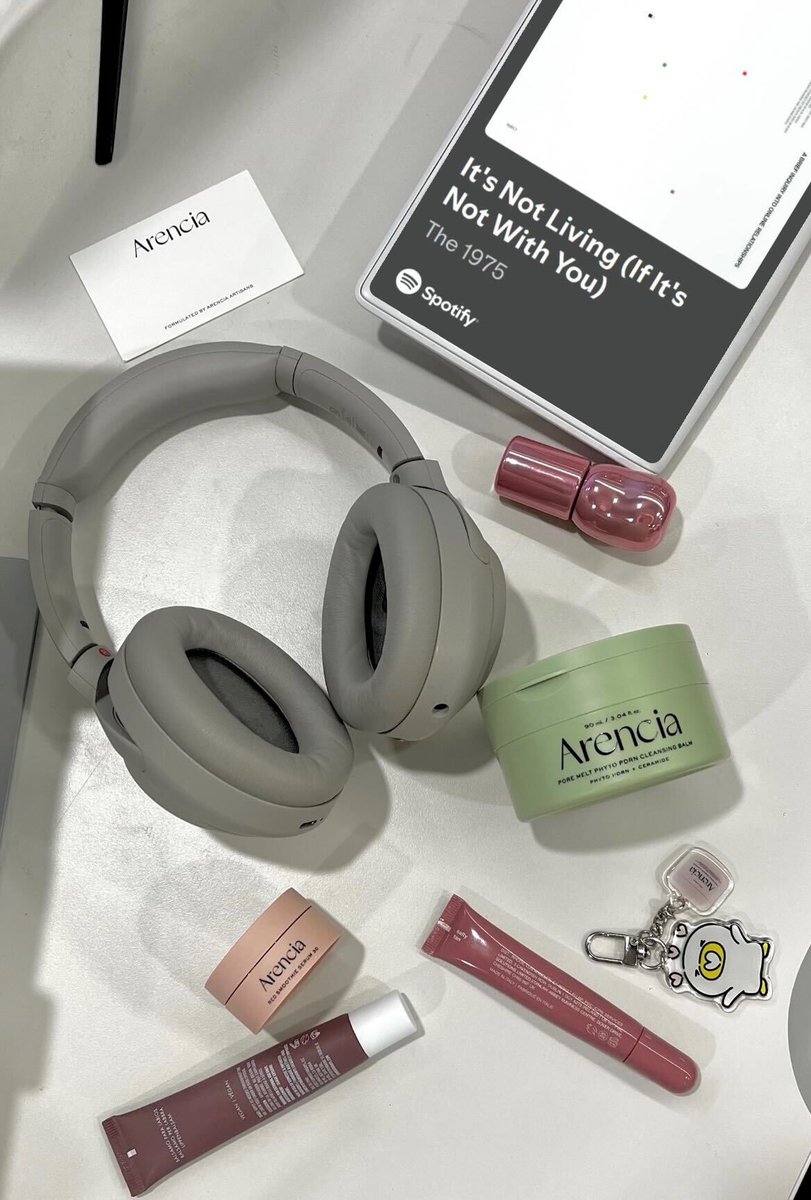 빨리 퇴근하고 싶지만… 그래도 오늘 금요일이라 그런지 기분 최고네용 으하핳 

신나는 금욜에 어울리는 오늘의 노래 추천 드립니다 (•ө•)♡
ft. PDRN 클밤
.
.
.
.
제 최애 밴드 The 1975의 It’s Not Living (If It’s Not With You) 입니당 

감성 있게 담아 볼려고 했는데… 씁.. 쉽지 않네요,,,,