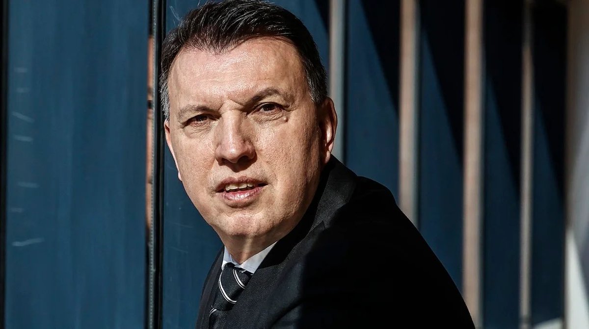 juez_fpresencia's tweet photo. 🔴Zapatero pidió al magistrado corrupto de Valencia, Joaquin Bosch, que se personara como perjudicado en la causa de la Audiencia Nacional que investiga las cuentas en paraísos fiscales de Núñez Feijóo, según ha publicado en sus redes sociales el juez Presencia. 

Esto es lo que ha anunciado en su nota de prensa ACODAP, la Asociación Contra la Corrupción liderada por el juez Presencia.  

El procedimiento que está tramitando Antonio Piña, el titular de la plaza sexta de la sección central de Instrucción de la Audiencia Nacional, lleva el número de Diligencias Previas 50/2022.  

El magistrado ha convocado para el próximo mes de febrero a varias personas relacionadas con la asociación denunciante de corrupción para preguntarles por las cuentas en paraísos fiscales del líder del PP.  

“El problema —señala el comunicado— es que antes deberá pronunciarse el magistrado Piña por la cuestión de las hijas menores de 3 y 7 años de edad del juez Presencia, que fueron acusadas absurdamente por el teniente coronel de la UCO (Antonio Balas) de ser las cabecillas de una “peligrosa” organización criminal, que es conocida jocosamente como la “banda del chupete”.  

Según asegura ACODAP, las niñas siguen figurando como procesadas en las diligencias previas de la AN, “lo que impide que se reciba declaración a nadie sobre las cuentas de Núñez Feijóo mientras no se saque del procedimiento a las hijas del juez Presencia”.