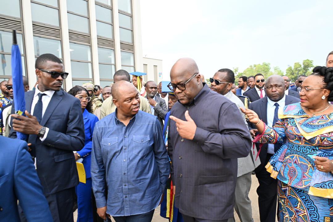 #RDC:  Le séjour du Président de la République, Félix Antoine Tshisekedi Tshilombo, s’est achevé sur une note pleinement satisfaisante à Kananga, chef-lieu de la province du Kasaï-Central.

À cette occasion, le Questeur du Sénat, le Sénateur Taupin Kabongo Mukengeshayi élu du