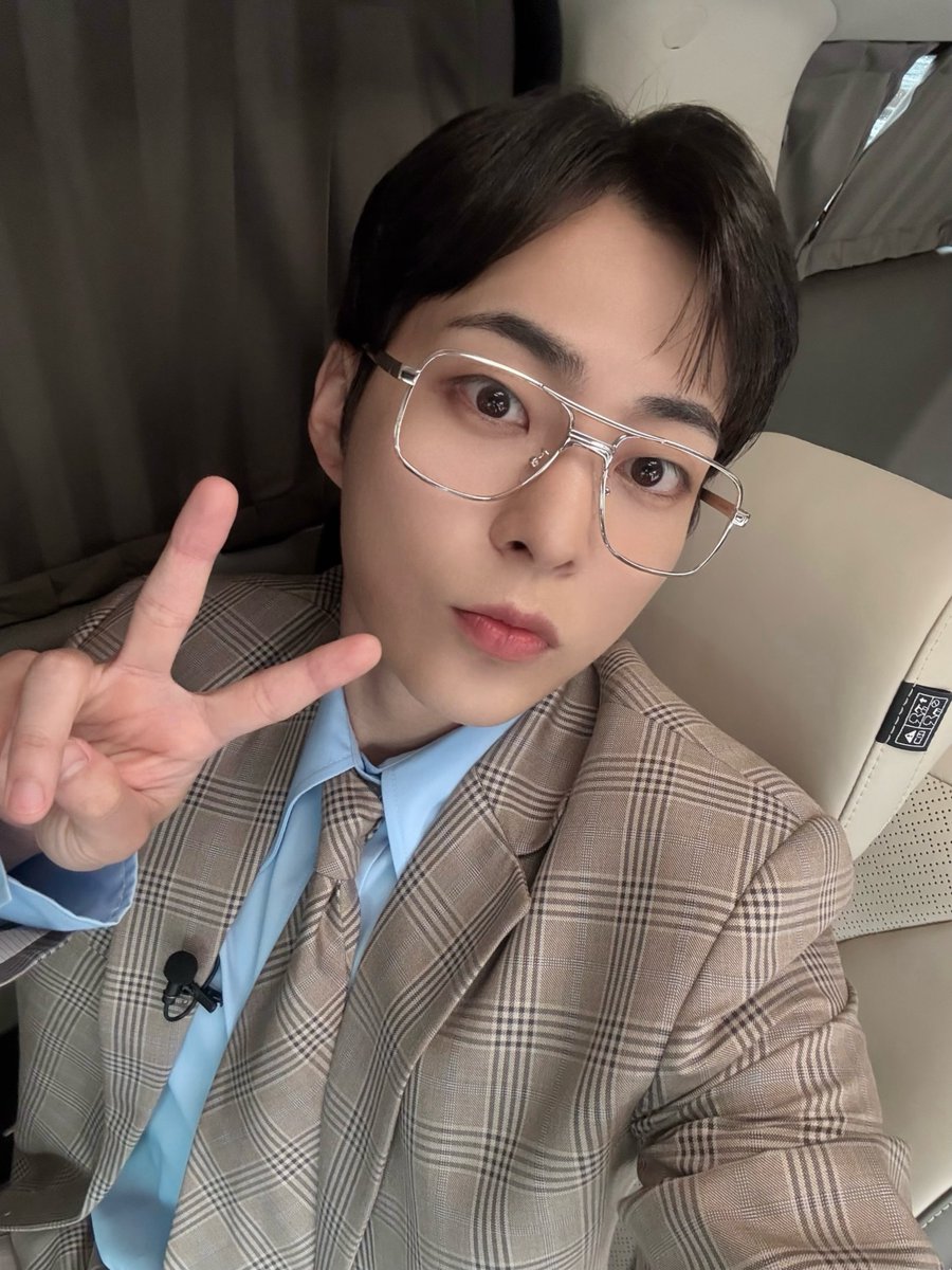 'KNOCK KNOCK!' tweet media