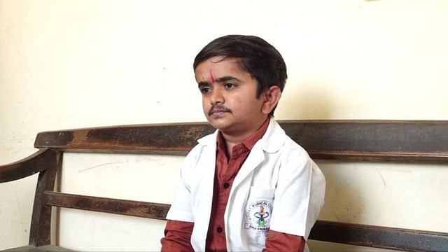 sahanisri3295's tweet photo. गुजरात के छोटे से गाँव गोरखी में, जहाँ खेतों की मिट्टी अभी भी किसानों के पसीने से तर होती है, वहाँ एक अनपढ़ किसान विट्ठल भाई के घर एक बच्चा पैदा हुआ। नाम रखा गया **गणेश** लेकिन जैसे ही वह बड़ा हुआ, सबने देखा कि उसका कद रुक गया है। महज **3 फीट**। वजन 18-20 किलो। डॉक्टरों ने कहा  ये **ड्वार्फिज्म** है, लाइलाज। शरीर का 72% हिस्सा लोकोमोटर डिसएबिलिटी से ग्रस्त।

बचपन कठिन था। गाँव के बच्चे हँसते, ताने मारते। 10 साल की उम्र में एक सर्कस वाली मंडली आई। उन्होंने माँ-बाप से कहा, "इस बच्चे को हमें दे दो, हम 5 लाख रुपये देंगे।" माँ देवुबेन की आँखों में आँसू आ गए। उन्होंने गणेश को सीने से लगाया और कहा, "मेरा बेटा कोई तमाशा नहीं, वो इंसान है... और बड़ा आदमी बनेगा।"

गणेश ने स्कूल में किताबें गले लगाईं। छोटे कद के कारण बेंच पर पैर नहीं पहुँचते थे, फिर भी आगे बैठता, हाथ उठाता, सवाल पूछता। दोस्त मदद करते, शिक्षक प्रोत्साहित करते। स्कूल के प्रिंसिपल ने एक दिन मजाक में कहा, "गणेश, इतने छोटे कद से डॉक्टर बन गए तो वर्ल्ड रिकॉर्ड बन जाएगा!" गणेश ने मुस्कुराकर कहा, "तो फिर रिकॉर्ड बनाकर दिखाता हूँ।"

12वीं साइंस में अच्छे नंबर आए। **NEET** दिया, पास हुआ। सपना सच होने वाला था  डॉक्टर बनकर गाँव के गरीबों का इलाज करना। लेकिन...

मेडिकल काउंसिल ऑफ इंडिया ने फाइल देखी और कहा, "नहीं। इतने छोटे कद और डिसएबिलिटी के साथ मेडिकल प्रैक्टिस नहीं कर सकते।" एडमिशन रिजेक्ट।

दुनिया टूट गई। लेकिन गणेश ने हार नहीं मानी। परिवार ने हिम्मत बाँधी। स्कूल प्रिंसिपल, जिला कलेक्टर, शिक्षा मंत्री  सबके पास गए। मदद मिली, लेकिन काफी नहीं। फिर गुजरात हाईकोर्ट का दरवाजा खटखटाया। हाईकोर्ट ने भी मना कर दिया।

अब रास्ता सिर्फ एक बचा था  **सुप्रीम कोर्ट**।

लंबी कानूनी लड़ाई। वकील, कागज, सुनवाई, इंतजार। गणेश रोज़ सोचता, "अगर मैं हार गया तो मेरा सपना ही नहीं, उन हजारों बच्चों का हौसला भी टूट जाएगा जो मेरे जैसे हैं।" आखिरकार सुप्रीम कोर्ट ने फैसला सुनाया  "योग्यता कद से नहीं, मेहनत और ज्ञान से मापी जाती है। एडमिशन दो।"

उस दिन गणेश की आँखों में आँसू थे, लेकिन मुस्कान भी। **गवर्नमेंट मेडिकल कॉलेज, भावनगर** में MBBS शुरू हुआ। पढ़ाई कठिन थी। ऑपरेशन थिएटर में स्टूल पर खड़े होकर काम करना पड़ता। प्रोफेसर मदद करते, दोस्त कंधा देते। लेकिन गणेश कभी शिकायत नहीं करता।

2024 में MBBS पूरा। इंटर्नशिप। और फिर... 26 नवंबर 2025 को सरकारी आदेश आया  **डॉ. गणेश बरैया** को **सर तख्तासिंह जी जनरल हॉस्पिटल, भावनगर** में **मेडिकल ऑफिसर** के पद पर नियुक्ति।

आज 25 साल का डॉ. गणेश व्हाइट कोट पहने, स्टेथोस्कोप गले में टाँगे, छोटे-छोटे कदमों से वार्ड में घूमता है। मरीज उसे देखकर पहले हैरान होते हैं, फिर मुस्कुराते हैं। वह कहता है, "भगवान ने मुझसे कद लिया, लेकिन हौसला और दिमाग दिया। मैं उसी से गरीबों का इलाज करूँगा। जहाँ सबसे ज्यादा जरूरत है, वहीं जाऊँगा।"

जब वह हॉस्पिटल के गलियारे में चलता है, तो लोग सिर्फ एक छोटे कद के डॉक्टर को नहीं देखते... वे एक **बड़े इरादे** को देखते हैं।

क्योंकि सच में **कद छोटा हो सकता है, लेकिन सपने और हिम्मत बहुत बड़ी होती है।**  
डॉ. गणेश बरैया  एक जीती-जागती मिसाल। 🇮🇳