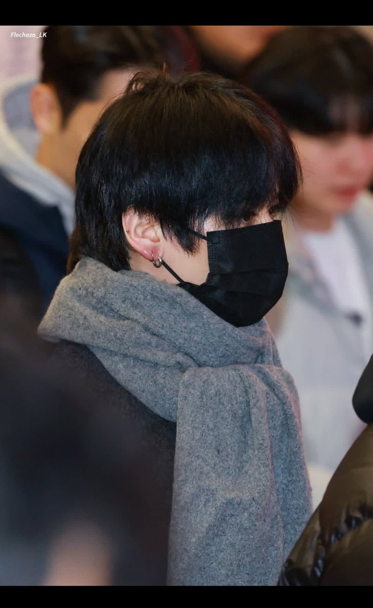 His skin is so fragile, his percings are infected. It must really hurts 🥲🥲