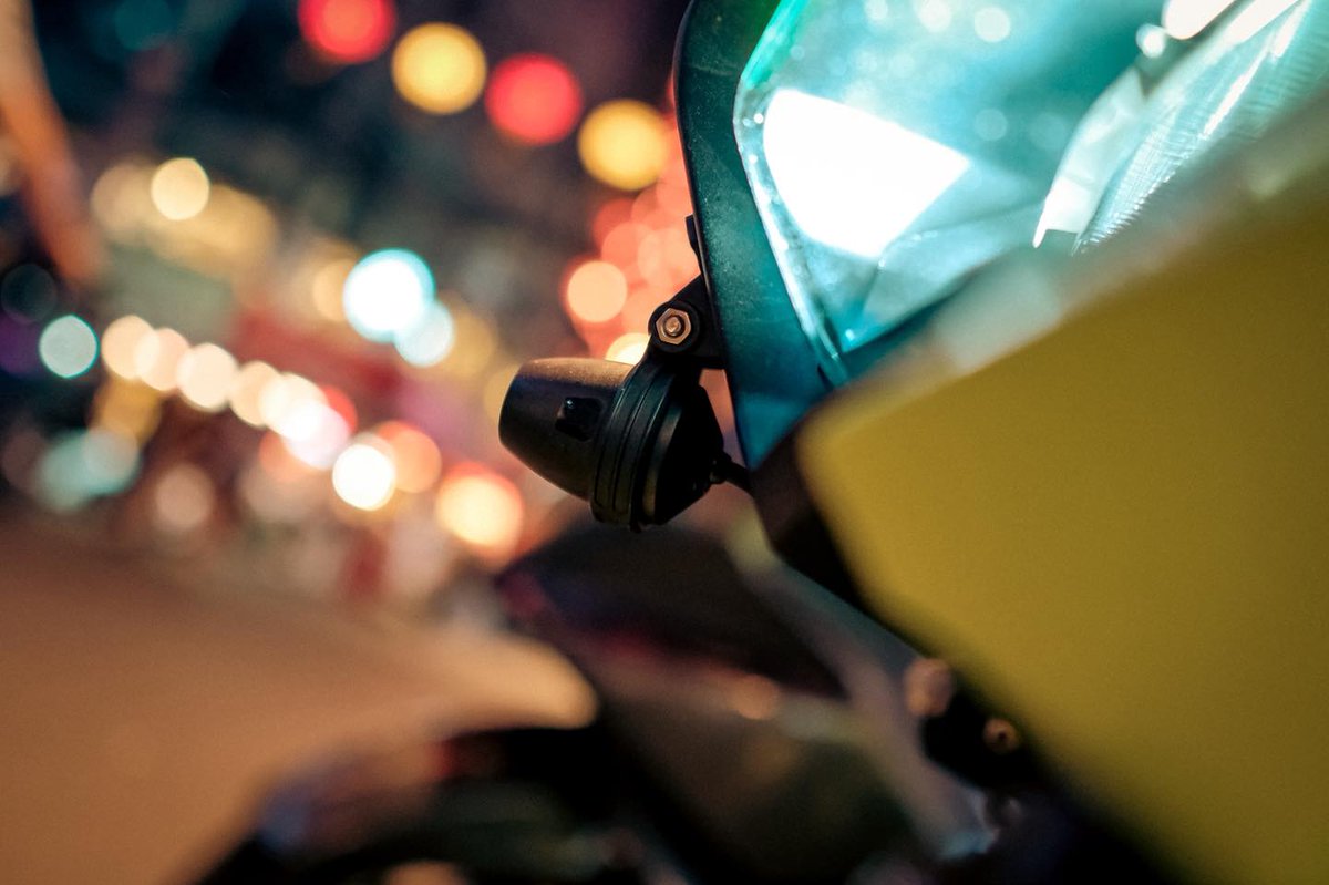 akeeyojp's tweet photo. 日が沈み、都市が目を覚ます。 Honda ADV 160でネオンの迷���をクルーズ。 鮮明なマップ、ノイズのない没入感。
ただ路面と繋がり、街の鼓動とシンクロする夜。🌃

#AKEEYO #aio5lite #スマートライドモニター #バイク #バイクパーツ #バイクナビ #HondaADV160 https://t.co/cwIjVBiVpa