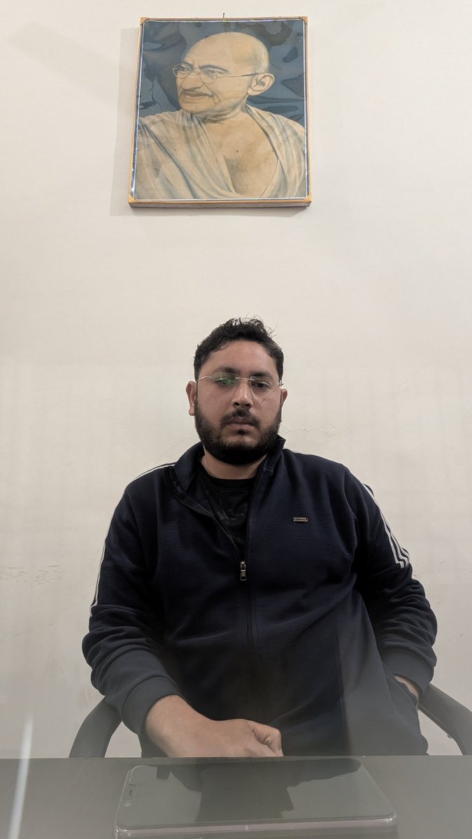 saadanwar7's tweet photo. “��च्चा लोकतंत्र तभी आ सकता है जब हर व्यक्ति का जीवन सुरक्षित और स्वतंत्र हो।”

- #महात्मा_गांधी_पुण्यतिथि
महात्मा गांधी जी कभी मरे नहीं,
क्योंकि विचार कभी मारे नहीं जाते।
देह गिर सकती है,
पर मूल्य अमर रहते हैं।
#mahatmagandhiji https://t.co/BQ36FjrPKn