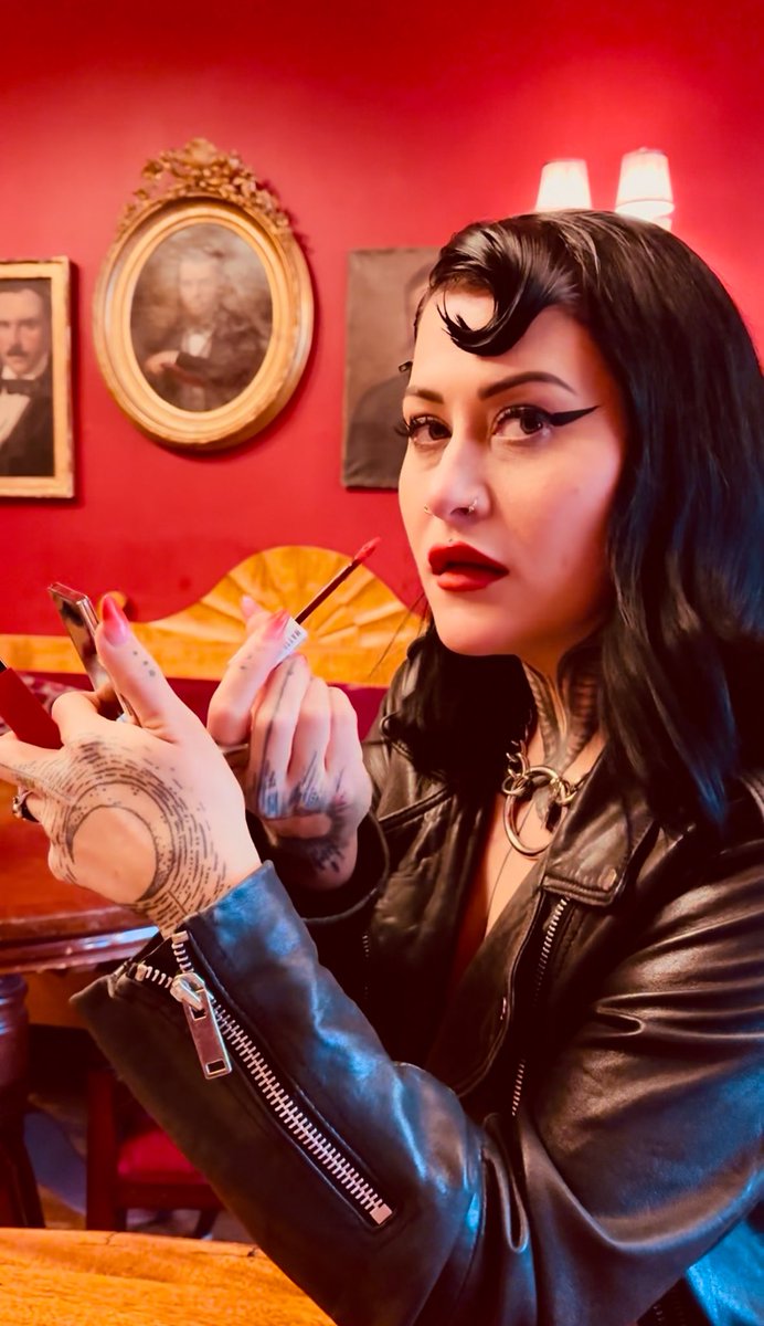 Last availability in Munich:
Saturday evening!
Take me out to dinner and entertain me 😌