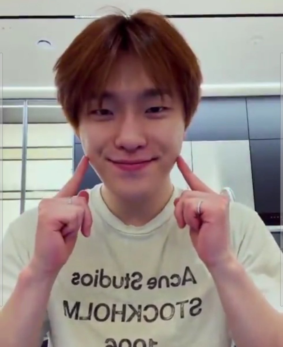 롱디하는 원찬
매일 하루에도 몇번씩 영통하다가 
사정상 며칠만에 얼굴 본 날

- 형 나 볼살 오르지 않아써? 이게 원래 이렇게 튀어나오지가 않았다니까?

(챠니 볼콕 귀엽다....)
(챠니 더 수달 같아졌네 귀엽다...)
(챠니 볼 깨물고 싶다....)

이런 생각이나 하느라 대답 안한다고 혼나는 어누