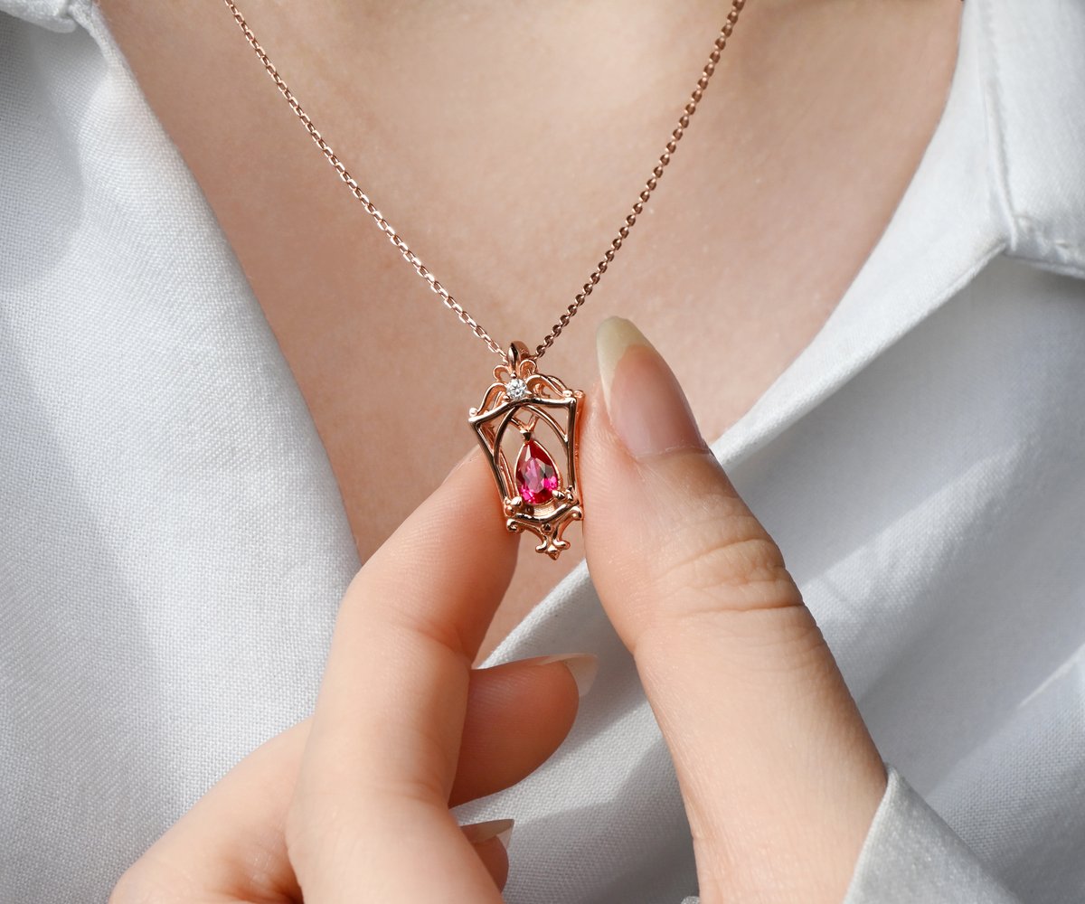 #RT이벤트 #팔로우이벤트
RT + 팔로우 한분 루비, 사파이어중 하나 선물로 드려요!🎁🎁

나의 길을 비추는 작은 빛✨ -랜턴 목걸이-
텀블벅에 공개됐어요!

거대한 어둠을 밀어내는 작은 불꽃이 담긴 희망과 보호, 길잡이의 상징 랜턴 목걸이 구경하러 오세요😊😊
airbridge.tumblbug.com/hi6my8