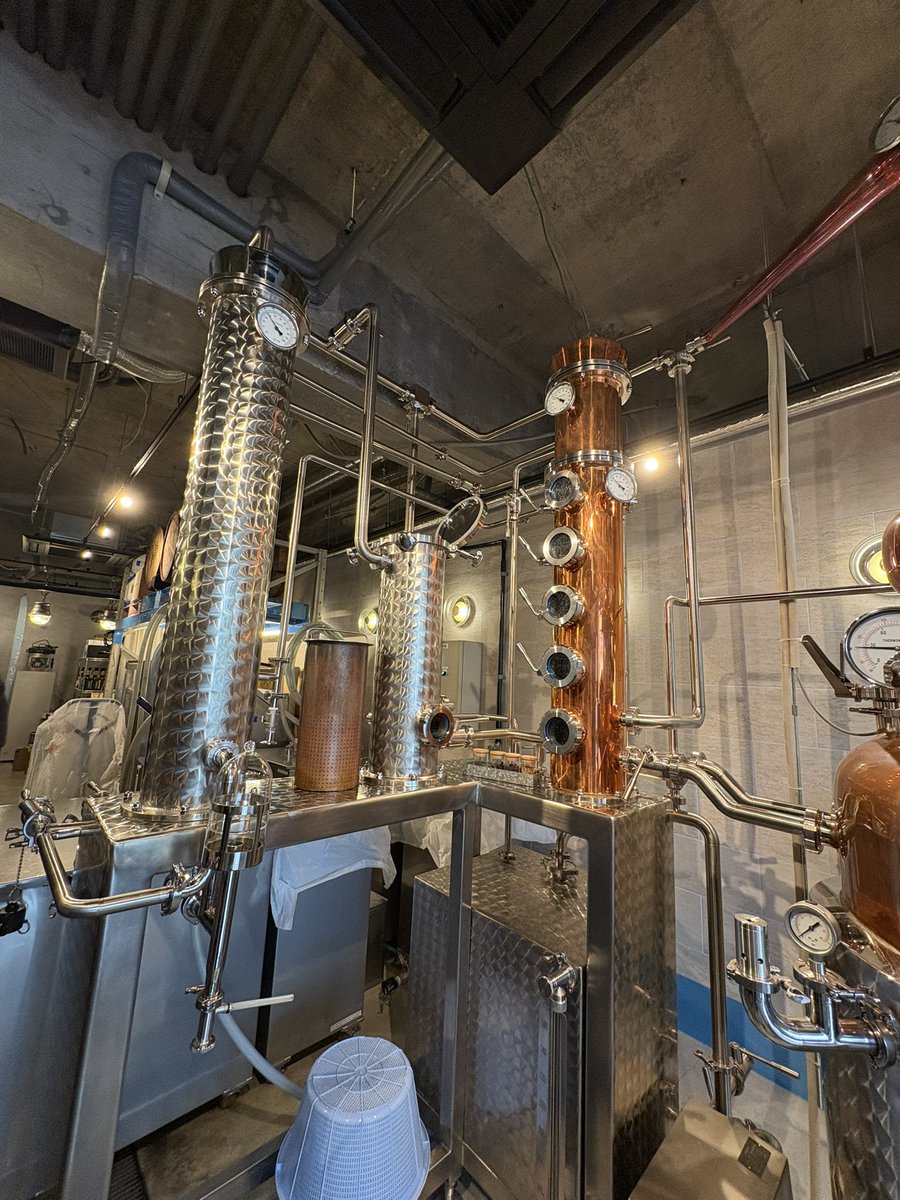 沖縄は那覇晴蒸留所さんへ✈️

蒸留家の矢加部さんにようやくお会いできました！
沖縄ならではのボタニカル"ピィパーズ"や"黒糖"そして九州にもある"月桃"などとても個性的な植物、食べ物に出会えています🥺🥺❣️

BAR QUITARは1/30お休みです...🏖️