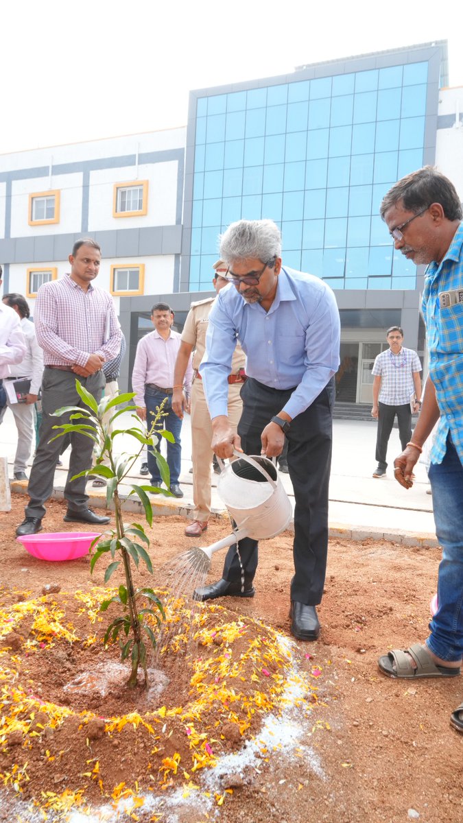 SCRailwayIndia's tweet image. Go Green! 🌱🌎
📸 Shri Sanjay Kumar Srivastava, General Manager, SCR plants sapling at Charlapalli Railway Station today towards sustainability and a greener future! 
@drmsecunderabad 
#Greeninitiatives #environmentfriendly  #IndianRailways