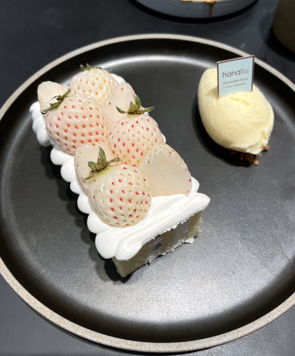 初めて白苺食べた。
優しい苺だった🍓

赤い方が好き。