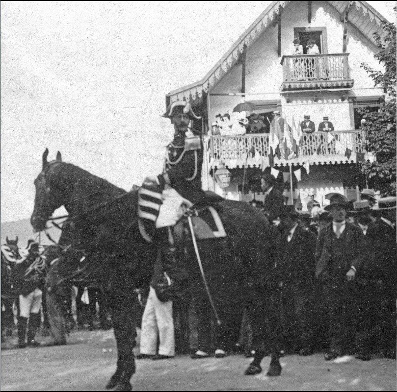 #VendrediCulture 🎞️ Dernière apparition de la tenue officielle avec bicorne et grandes bottes. Savez-vous en quelle année a été réalisé ce cliché ? 🤔
📸 Fonds Major Christophe Bousquet
