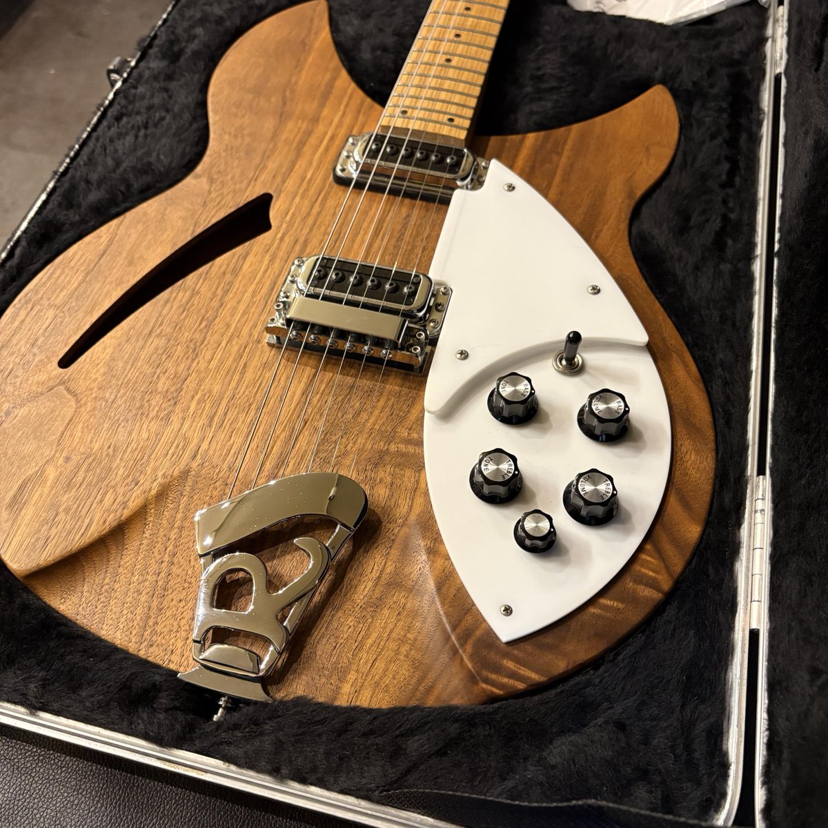mojo_guitars's tweet photo. Rickenbacker 330W Walnut
ウォルナットで作られた330
リッケンバッカーらしい独特のエアー感のあるサウンドです
使用感少なく良い状態です。

https://t.co/TFb2CcS5iG
https://t.co/bpRFy7TY9U

MOJOGUITARSでは楽器の買取・委託も承っています
お気軽にお問い合わせください https://t.co/wGP7dAmXFp