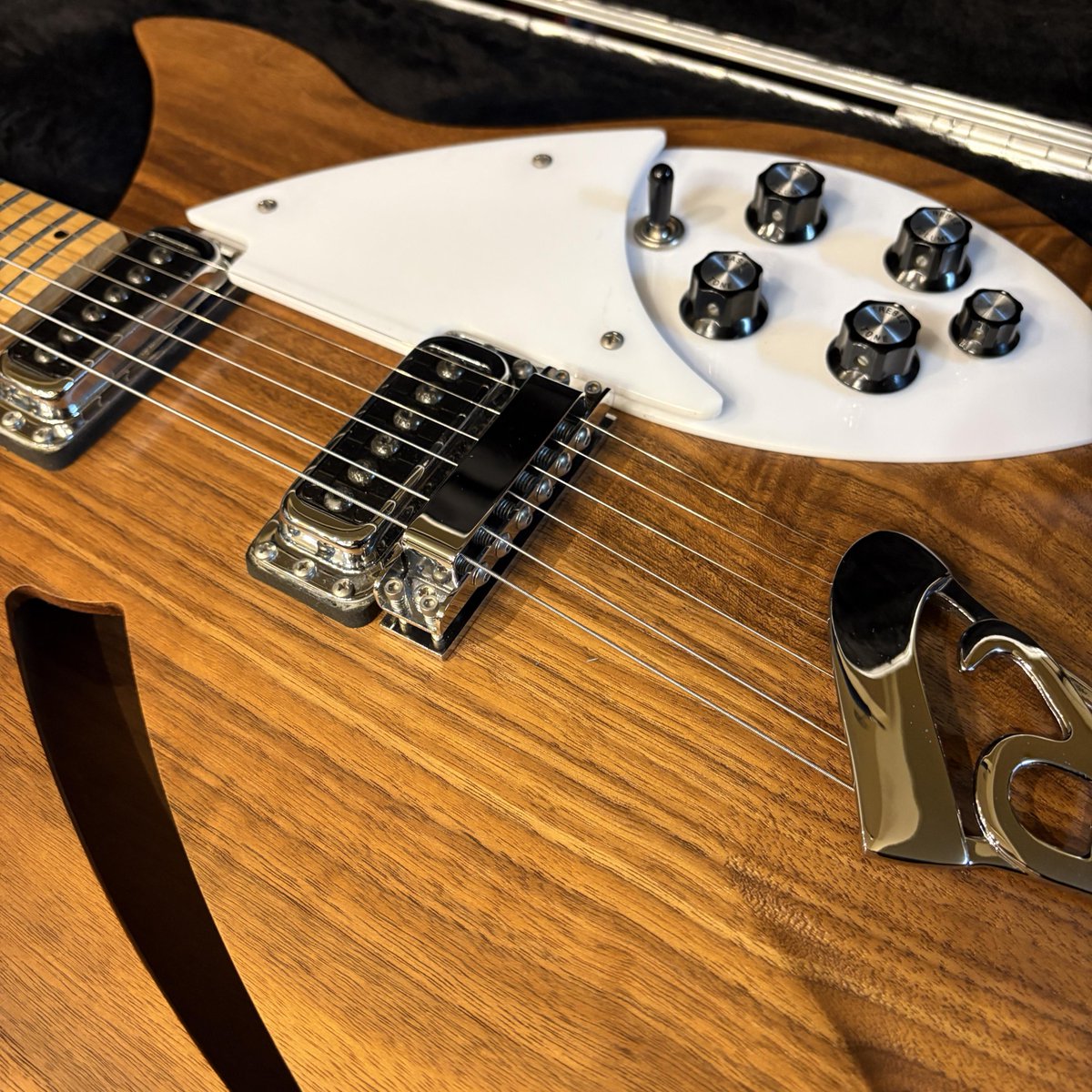 mojo_guitars's tweet photo. Rickenbacker 330W Walnut
ウォルナットで作られた330
リッケンバッカーらしい独特のエアー感のあるサウンドです
使用感少なく良い状態です。

https://t.co/TFb2CcS5iG
https://t.co/bpRFy7TY9U

MOJOGUITARSでは楽器の買取・委託も承っています
お気軽にお問い合わせください https://t.co/wGP7dAmXFp