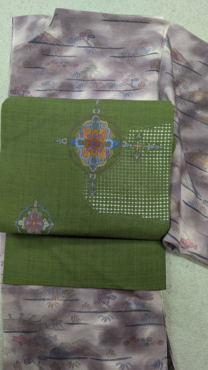 閉店売りつくしセール 左型染めと手描き？の上代紬。緑色の紬の帯を