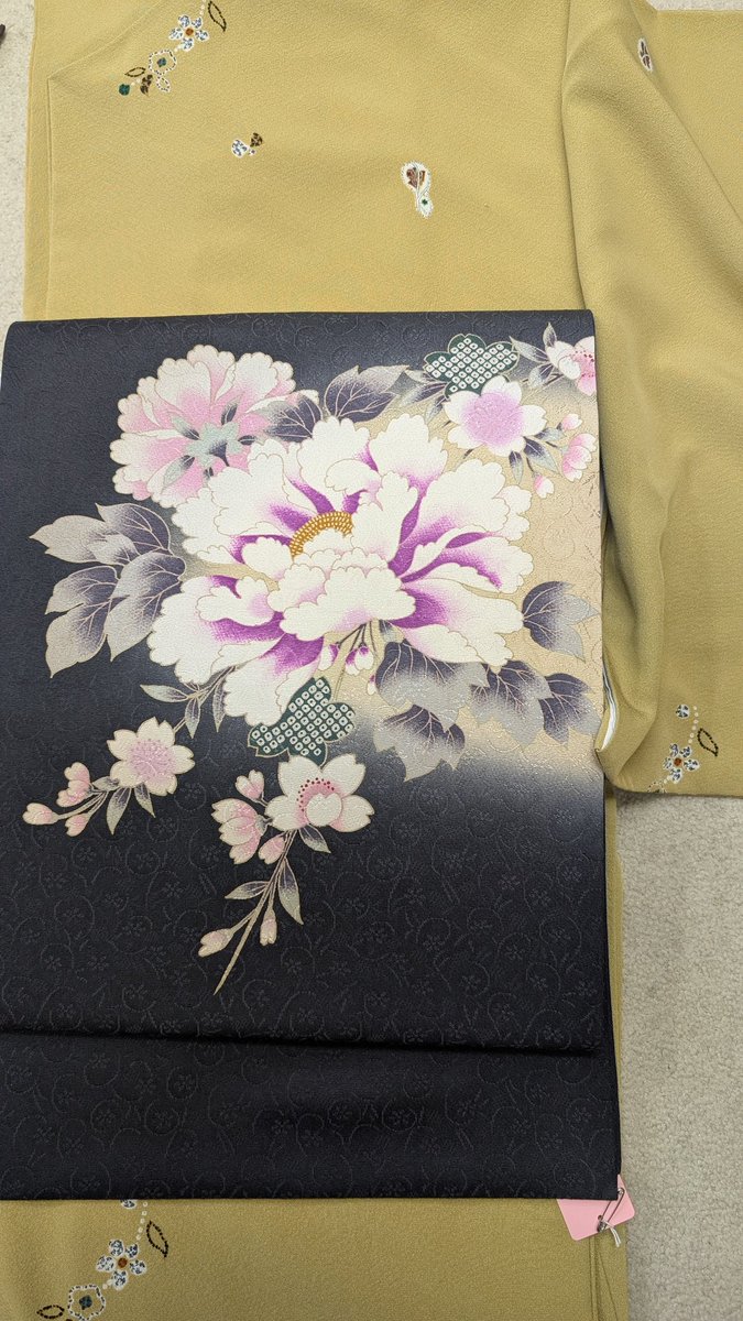 閉店売りつくしセール 左型染めと手描き？の上代紬。緑色の紬の帯を