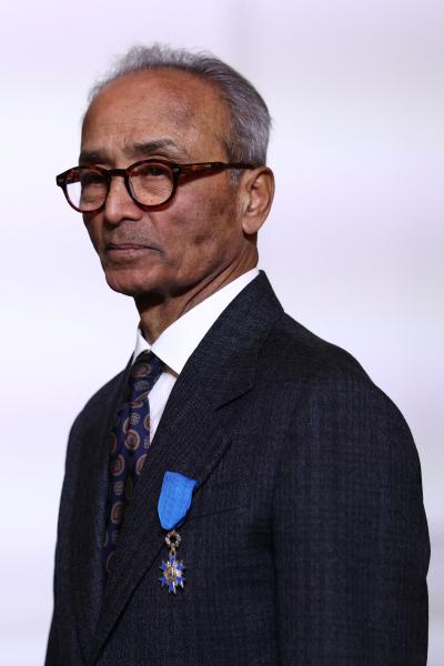 Représentant d'un métier aujourd'hui disparu, Ali Akbar, figure parisienne de nos déjeuners et dîners en ville, a été décoré Chevalier de l'ordre national du Mérite. Le <a href="/CniParis/">CniParis</a> félicite ce travailleur tenace pour maintenir ce "petit" métier de rue. cniparis.fr