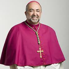 “Todos no cabemos”, ha dicho, Jesús Sanz Montes, arzobispo de Oviedo. Y tiene razón. Tenemos que conseguir echar de este país a todo arzobispo, obispo, cura pederasta parásito y a cualquier miembro del Clero de dudosa reputación. Son multitud y no aportan.