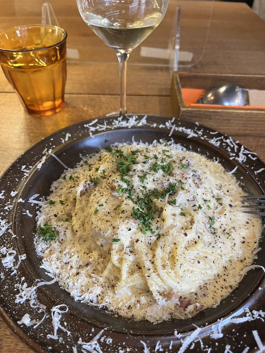 s_arima's tweet photo. いつもの行列が今日はなかったので入店
ピンチョスはどれも美味しそうだけどチキンのラタトゥイユをチョイス
すりおろした聖護院かぶらで作った季節限定のカブボナーラはワインがすすむ〜
昼飲みサイコー
#GULLMAN https://t.co/ebeivhjXYC