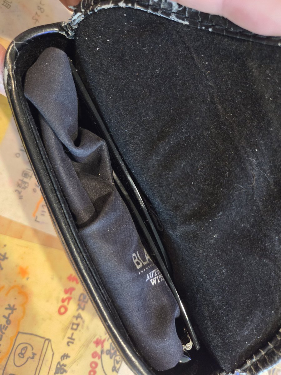 nishiken_aquas's tweet photo. 1月26日にご来店されたお客様。
サングラスの落し物がありました。きっとお客様の大切な物かと思います。当店でお預かりしておりますので、もしこの投稿を見たら、ご連絡お願いいたします🙇‍♂️ https://t.co/MnpELruMml