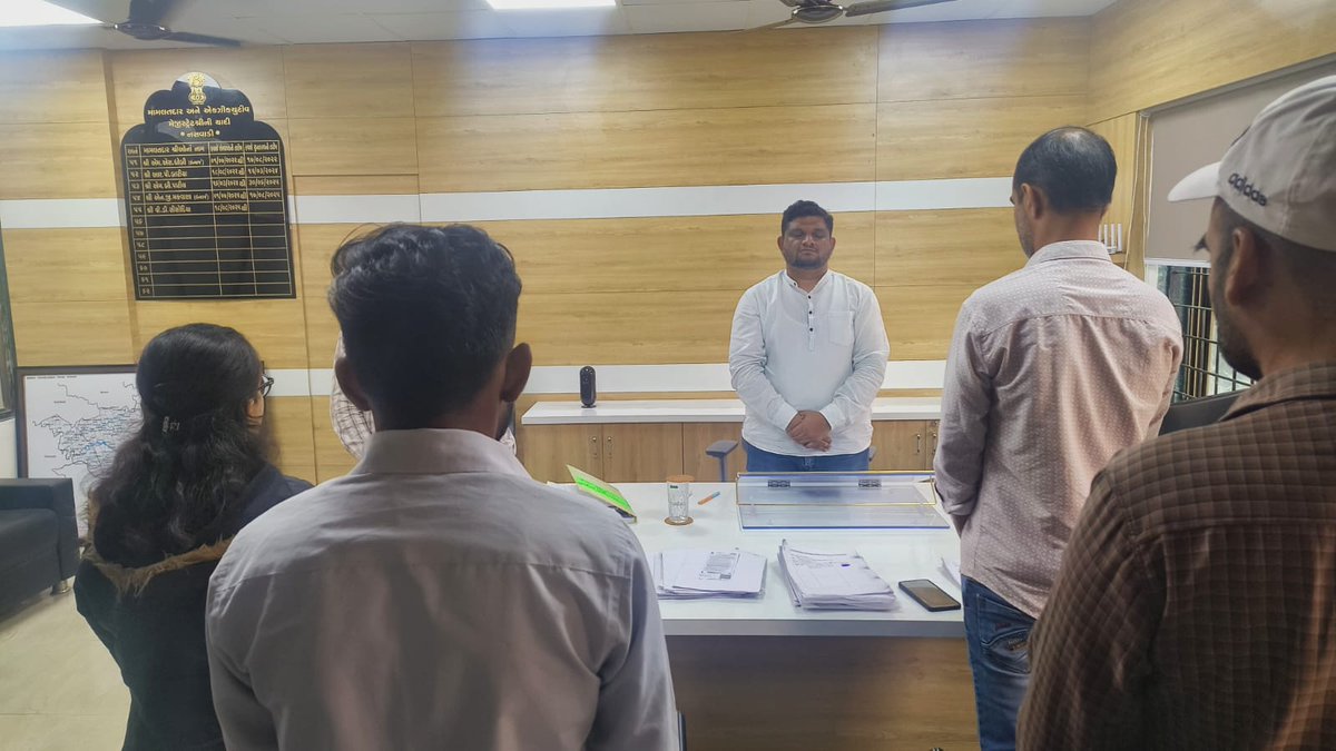 આજ રોજ ૩૦મી જાન્યુઆરી "શહીદ દિવસ" નિમિત્તે મામલતદાર કચેરી,નસવાડીના સંપુર્ણ સ્ટાફ દ્વારા ૨ મિનિટનું મૌન પાળીને વીર શહીદોને શ્રદ્ધાંજલિ અર્પણ કરવામાં આવી. #MartyrsDay2026 <a href="/collectorcu/">Collector Chhotaudepur</a> <a href="/sdmbodeli/">SDM Bodeli & ERO Sankheda 139</a> <a href="/CMOGuj/">CMO Gujarat</a>