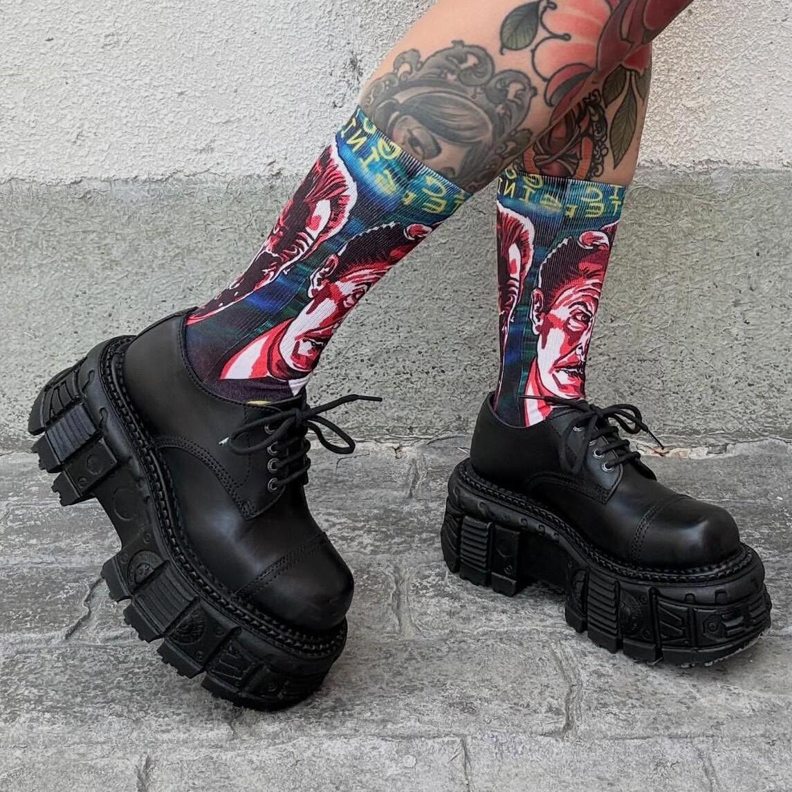 Spider_Rock_Web's tweet image. 👟 [取り寄せ] M-TANKMILI003-S1 / 厚底スニーカー（本革）【NEW ROCK】
鋼鉄の意志で刻まれた本革アッパー。
抉るような厚底ソールが、闇を踏みつけて道を切り開く。
これは靴じゃない――歩く戦闘服だ。

#NEWROCK #ゴシック #厚底スニーカー #ダークファッション #SpiderRockWeb