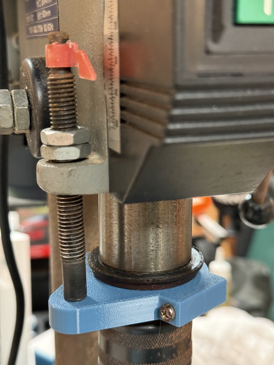 OSB合板で作った卓上ボール盤の自作部品（指針柱の固定ベース）が突然メキメキと音を立てて千切れました。オリジナルパーツが破損して修理したのは10年以上前なので想像以上に長持ちした印象。今はCADと3Dプリンターであっという間にジャストサイズの部品が作れちゃう！便利な時代になりました。