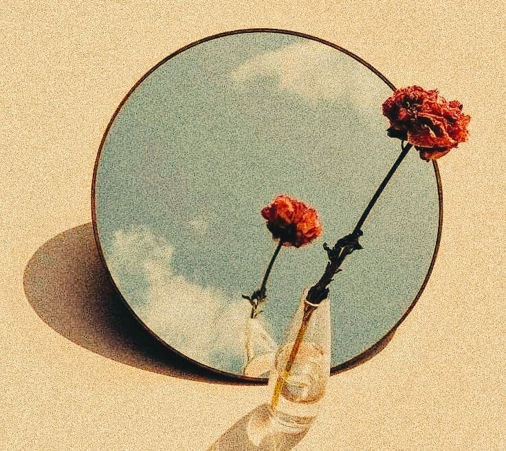 "İçi yoksul olan, dışını çok süsler."