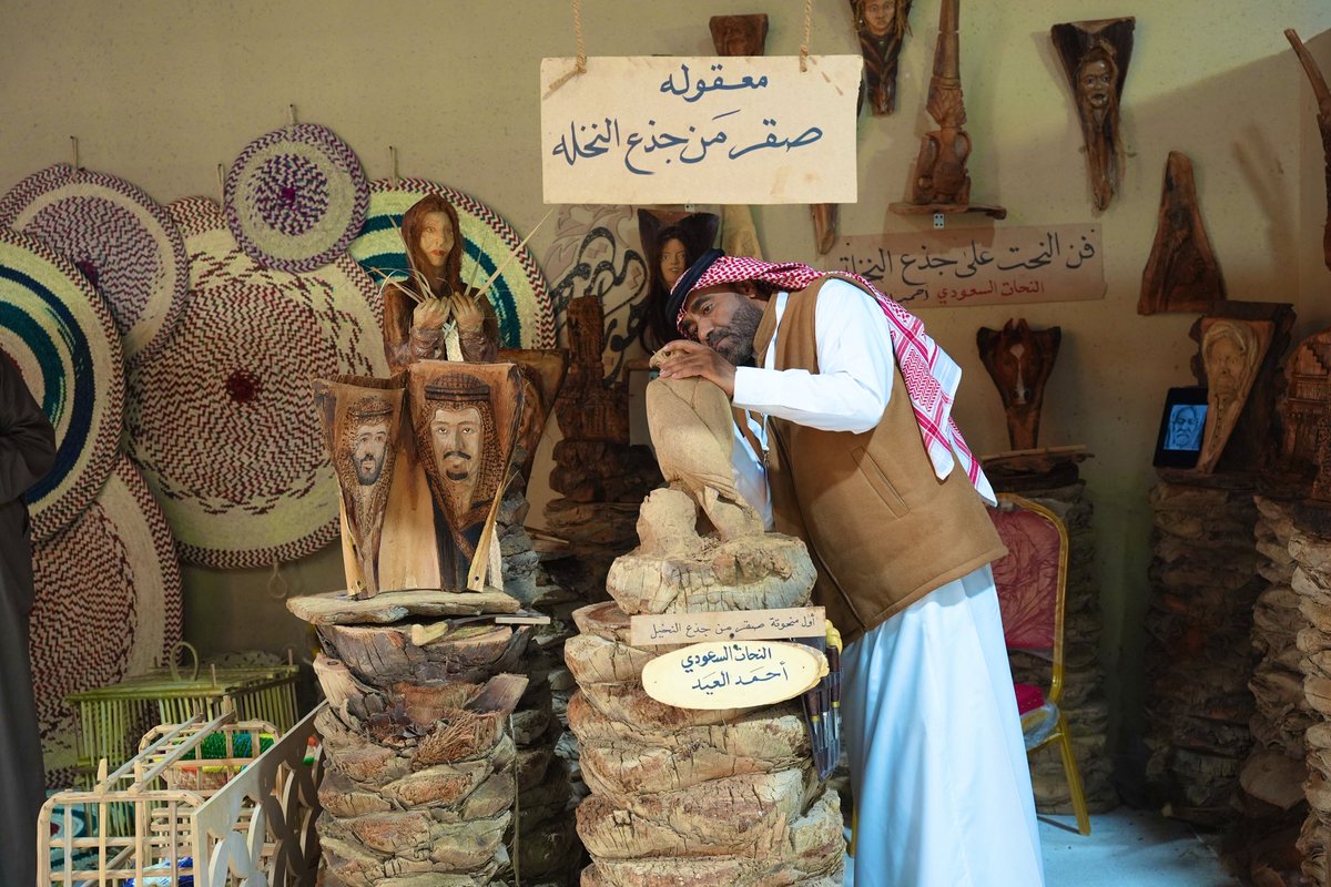 ummkhonsar's tweet photo. 🦅🇸🇦
يحظى جناح #بلدية_أم_خنصر بحضور لافت وتفاعل واسع في اليوم الأول في #مهرجان_الصقور بمنطقة الحدود الشمالية، حيث يُبرز الحِرف اليدوية والموروث الشعبي، في مشهد يجسّد أصالة الهوية الوطنية وعمق التراث.

#أمانة_منطقة_الحدود_الشمالية https://t.co/kbgoKbsJ1F