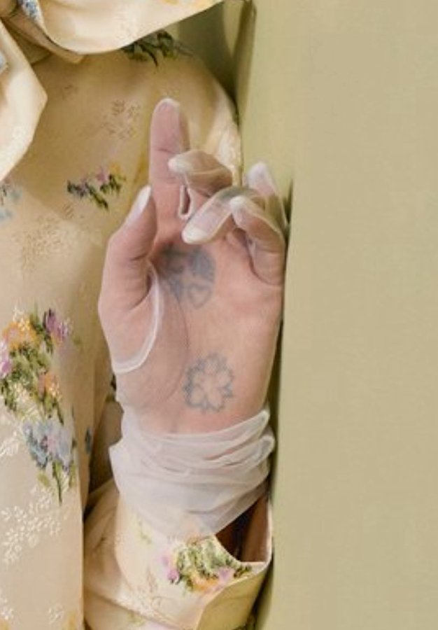 🇺🇸 📸✨ ARIANA GRANDE CON SEIS DEDOS EN VOGUE JAPAN Error de edición en  foto de portada genera revuelo mundial X/THREADS @ULTIMAHORAENX SÍGUENOS. Ariana  Grande es la estrella de la portada de