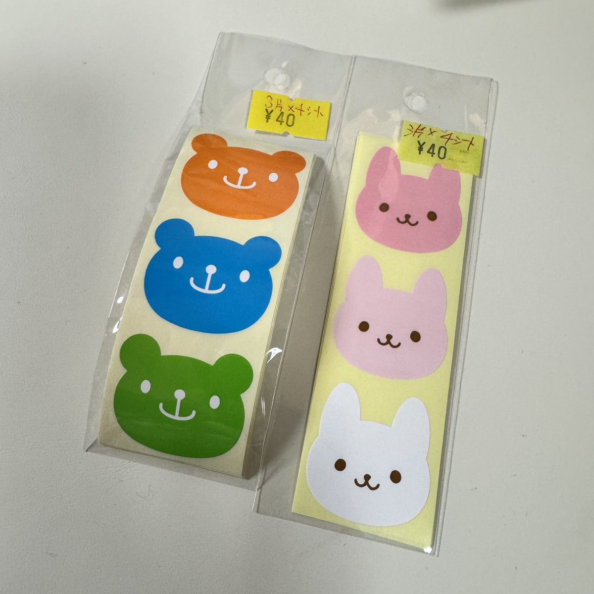 nekosiiiii's tweet image. ①見つけた瞬間に呼吸が乱れた恐竜シール🦖
②このお裾分けシールめっちゃかわいない？🐻🐰
③本物とか偽物とか関係ないねん己が可愛いと思えるシールが欲しいだけやねんチャイナのドロップシール可愛い
④まだ売ってた！サンリオシールコレクションと奇跡の再会
#シール #シール帳 #stickerbook